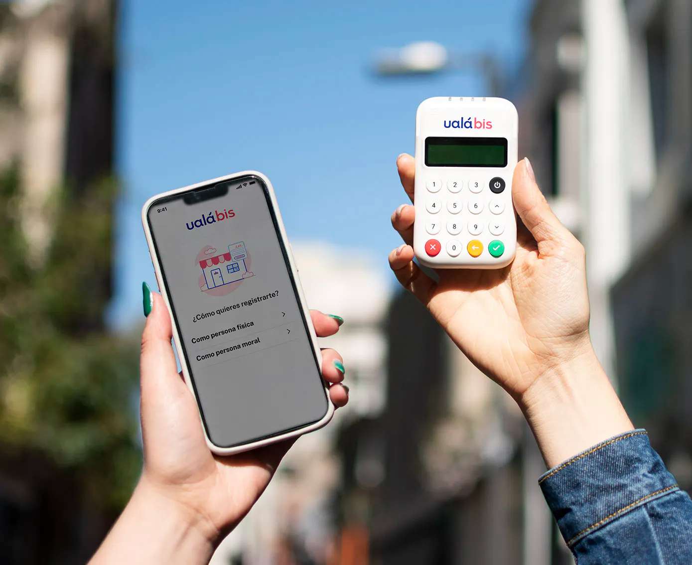 Imagen de un celular con la App de Ualá Bis y el lector de tarjetas de Ualá Bis